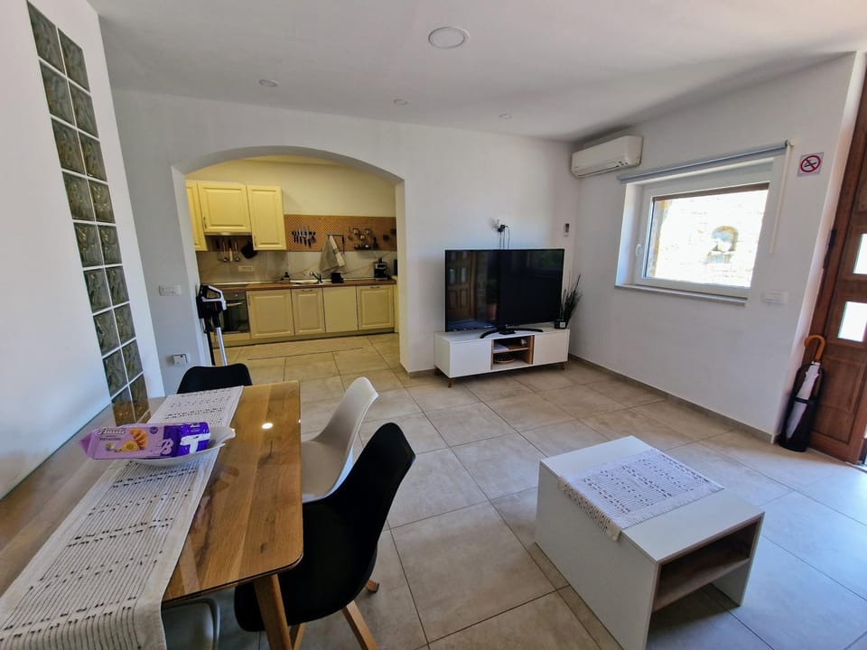 Living room, Dining area, heating, air conditioner