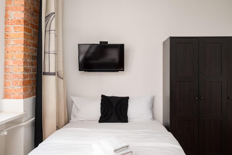 Bed, TV and multimedia, Photo of the whole room, Bedroom
