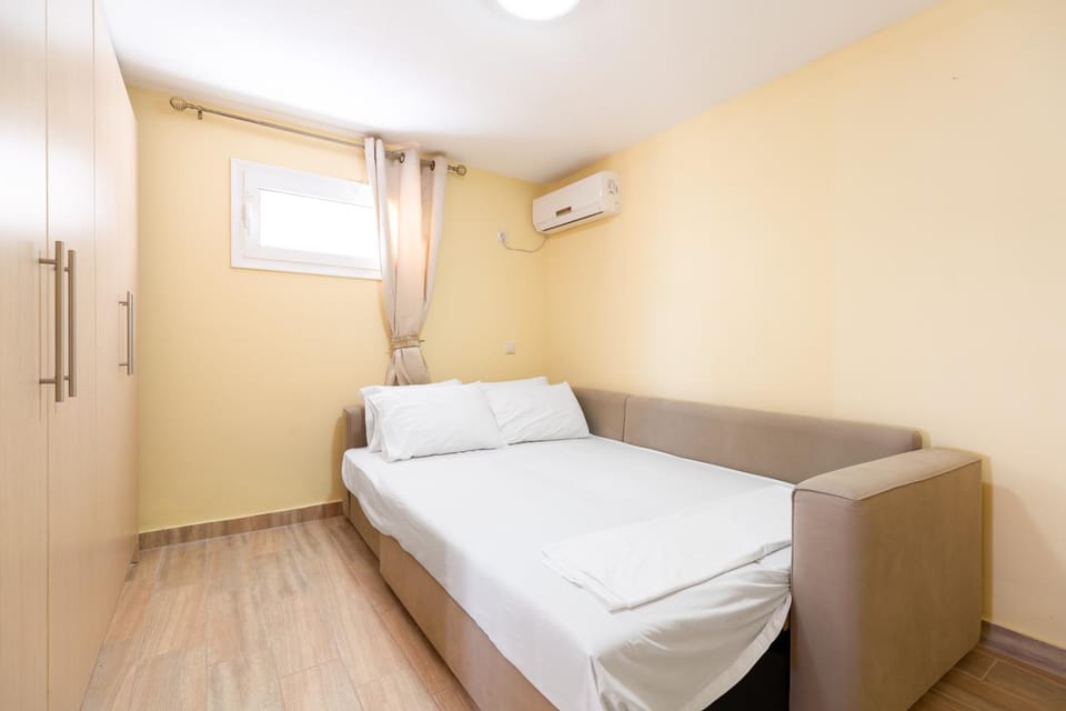 Bed, Photo of the whole room, Bedroom, air conditioner