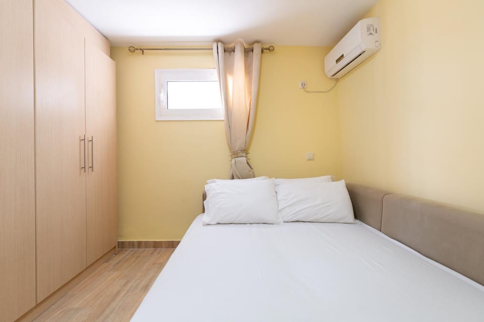 Bed, Photo of the whole room, Bedroom, wardrobe, air conditioner