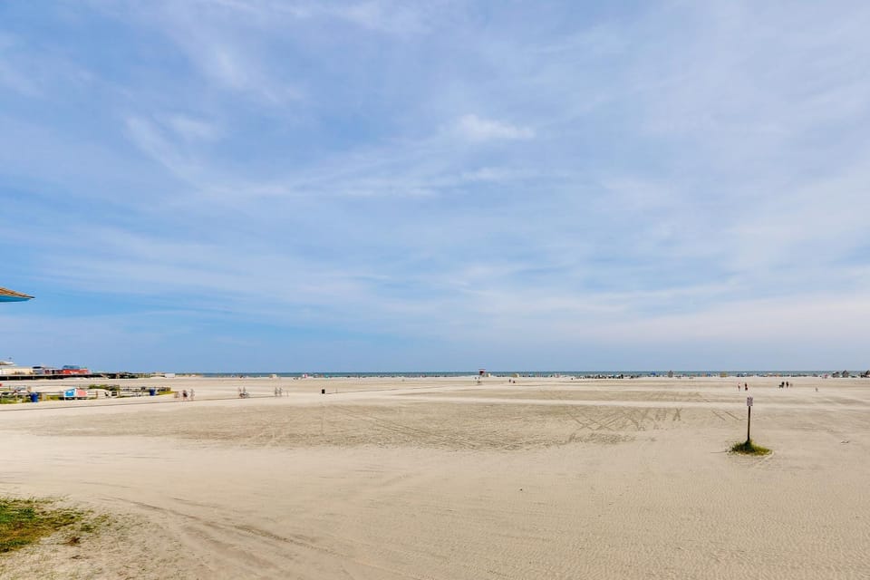 Wildwood Condo w/ Community Pool: Walk to Beach! House in Wildwood