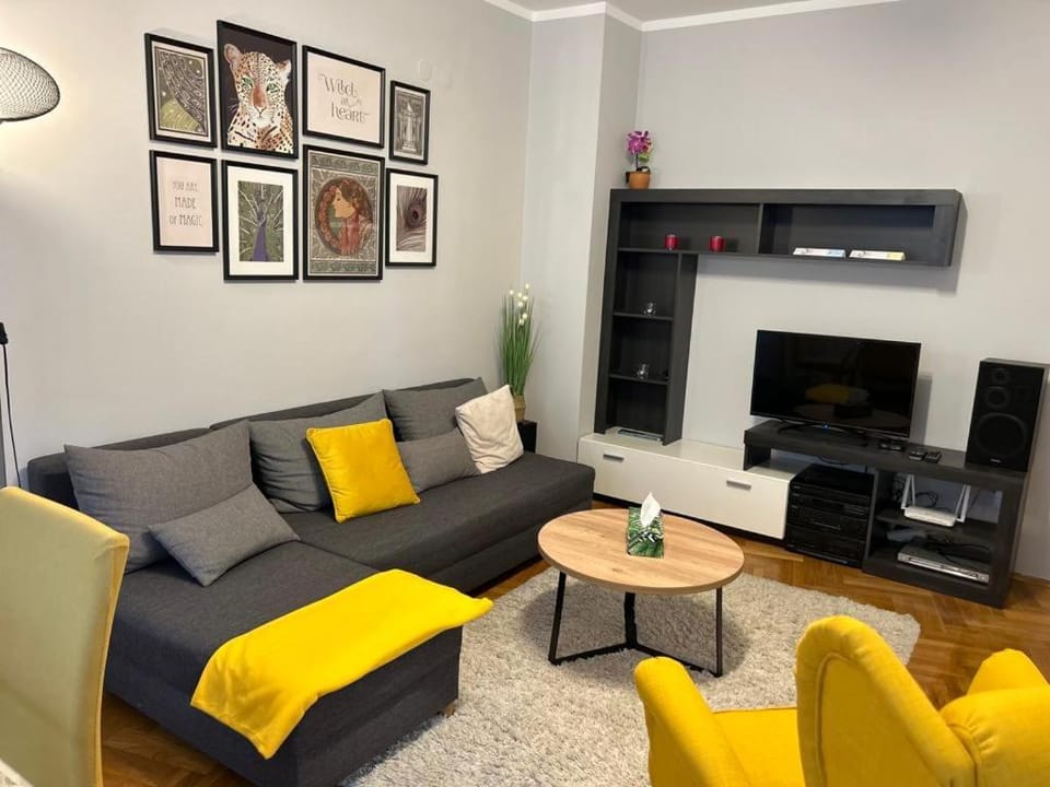 TV and multimedia, Living room, Evening entertainment