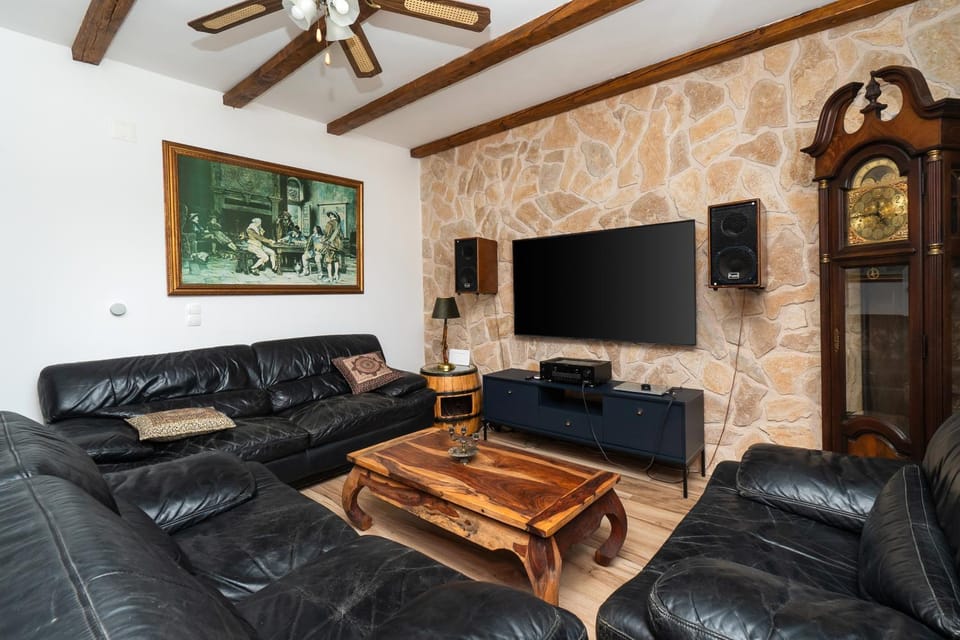 Communal lounge/ TV room, TV and multimedia, Living room, Seating area, Evening entertainment, fireplace