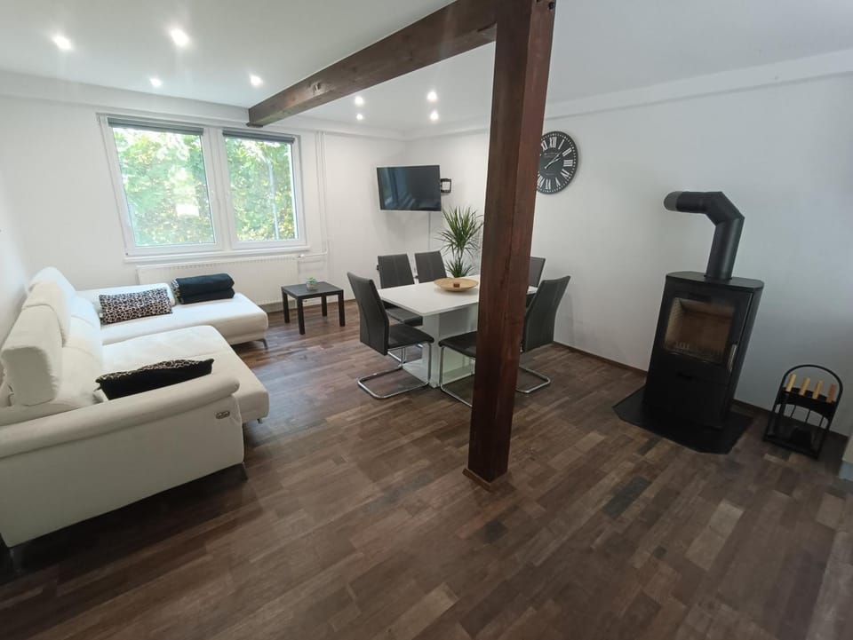 Communal lounge/ TV room, TV and multimedia, Living room, Seating area, flat iron