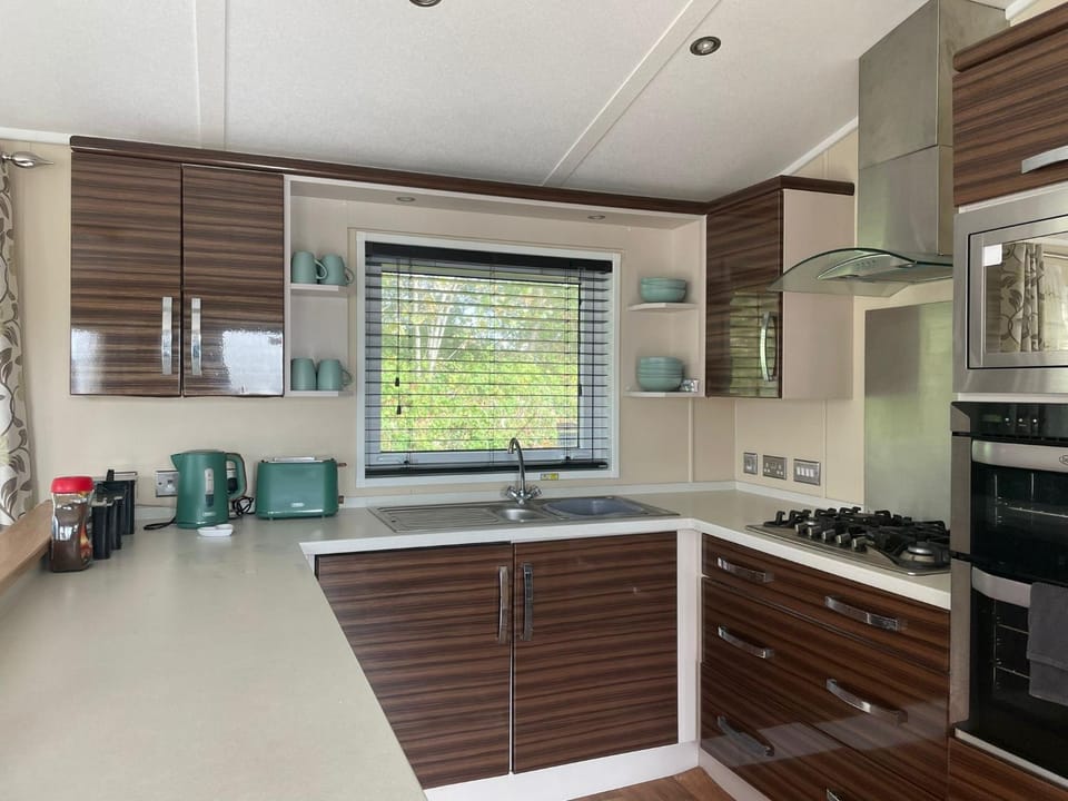 3 Bedroom Lodge - Willows 24, Trecco Bay House in Porthcawl