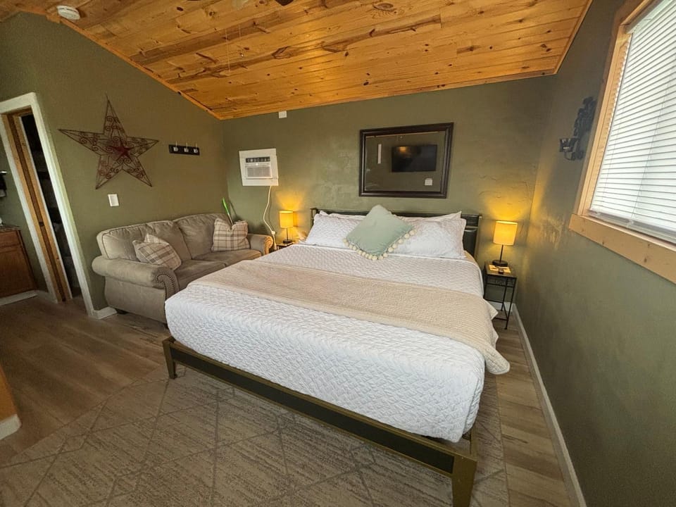 Eagle’s Landing Lodge Nature lodge in West Custer Township
