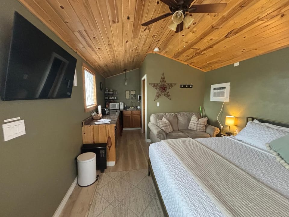 Eagle’s Landing Lodge Nature lodge in West Custer Township