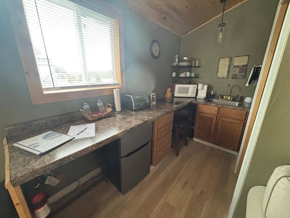 Eagle’s Landing Lodge Nature lodge in West Custer Township