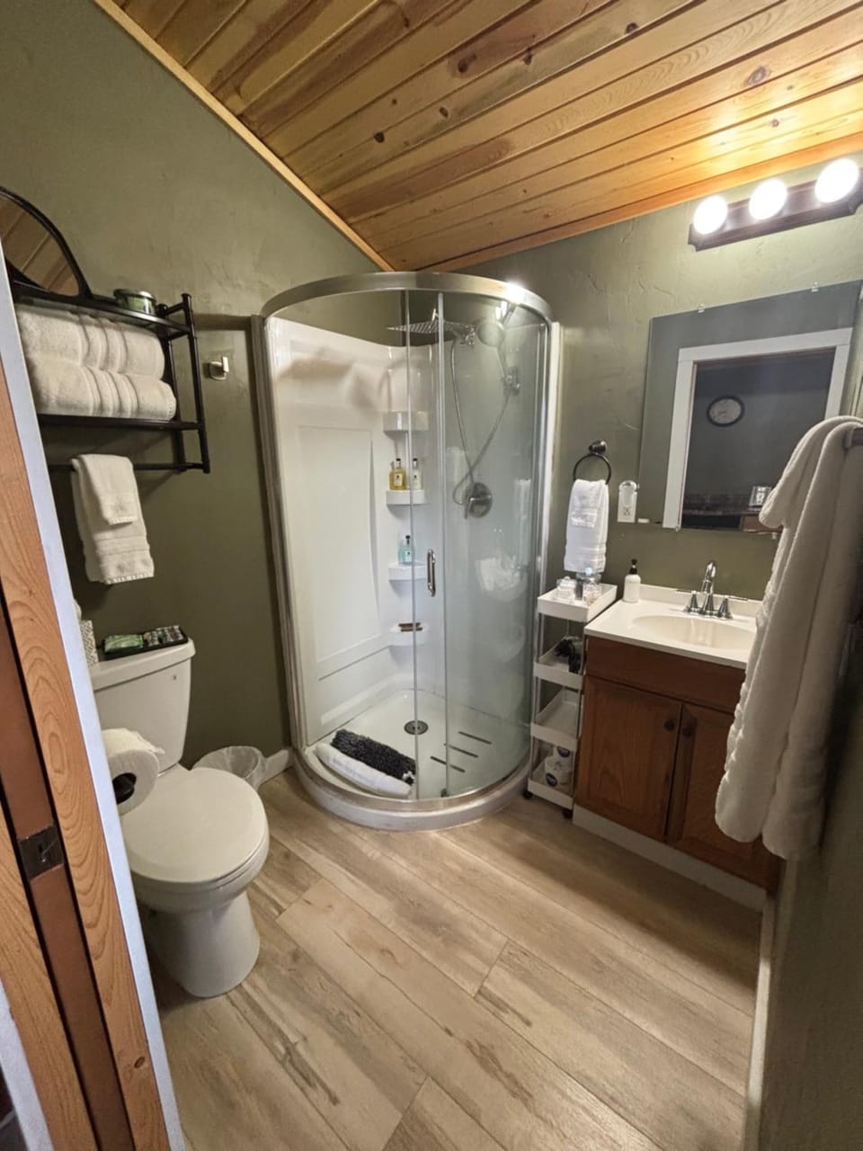 Eagle’s Landing Lodge Nature lodge in West Custer Township