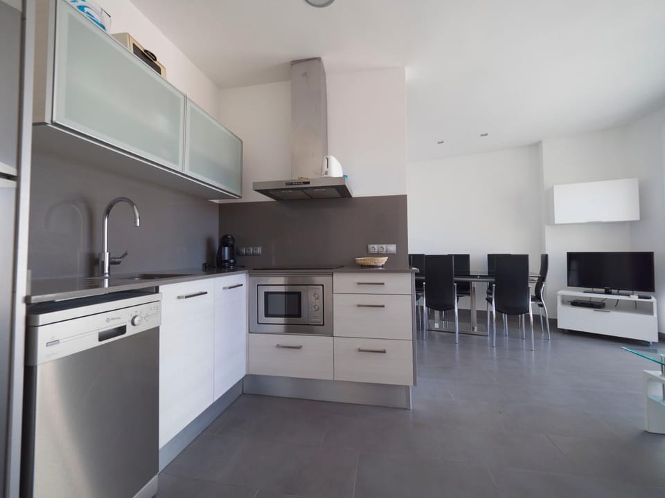 TV and multimedia, Kitchen or kitchenette, Living room, Seating area, Dining area