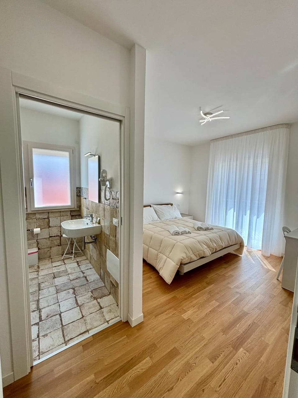Photo of the whole room, Bedroom