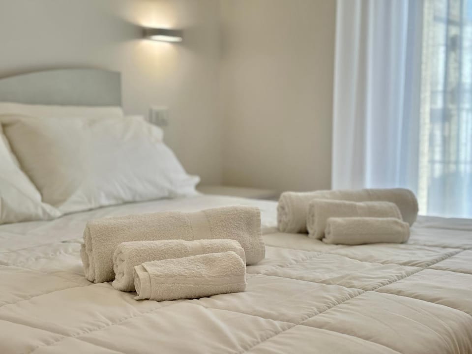 Bed, Photo of the whole room, Bedroom, towels