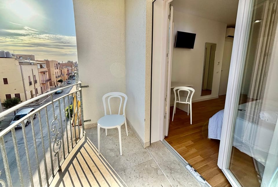 Bed, TV and multimedia, View (from property/room), Balcony/Terrace, Photo of the whole room