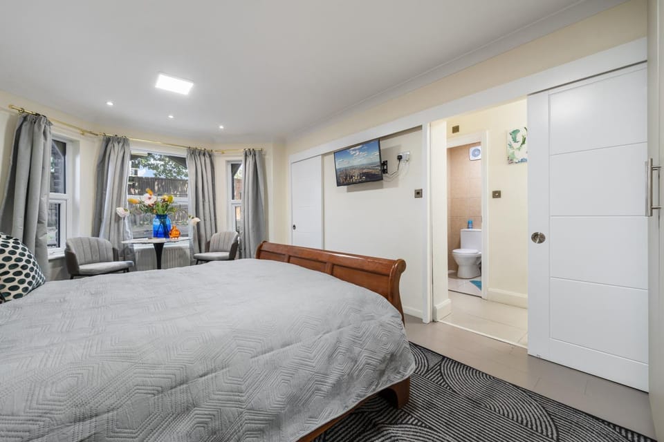 Bed, TV and multimedia, Bedroom