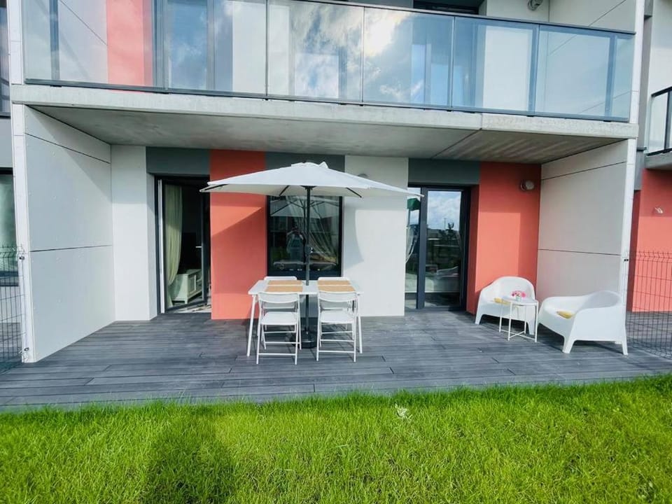 Property building, Patio, Day, Garden, Balcony/Terrace, Garden view