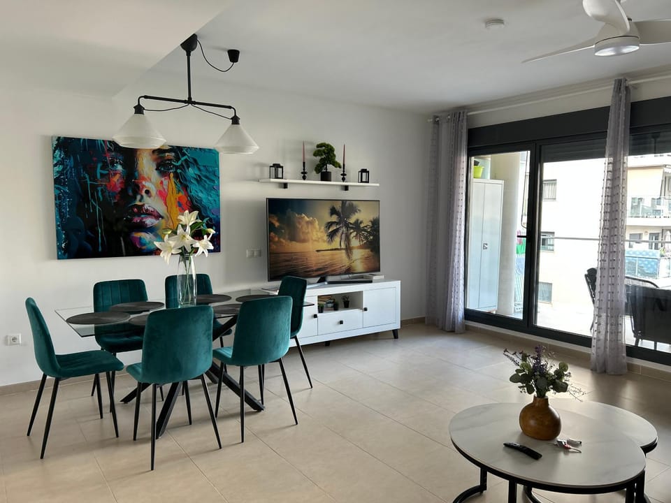 TV and multimedia, Seating area, Dining area