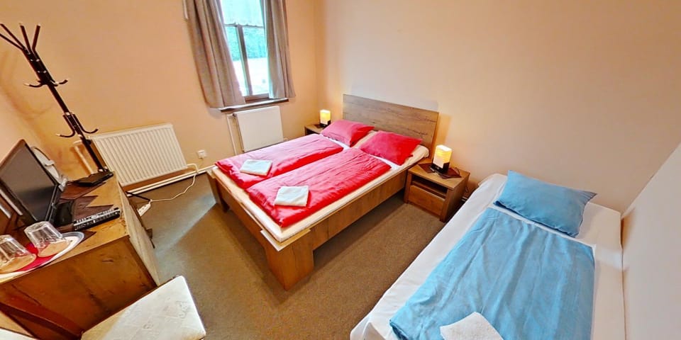 Bed, TV and multimedia, Photo of the whole room, Bedroom, towels