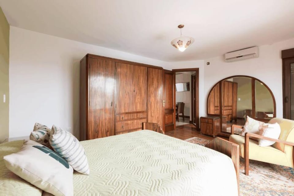 Bed, Photo of the whole room, wardrobe, air conditioner