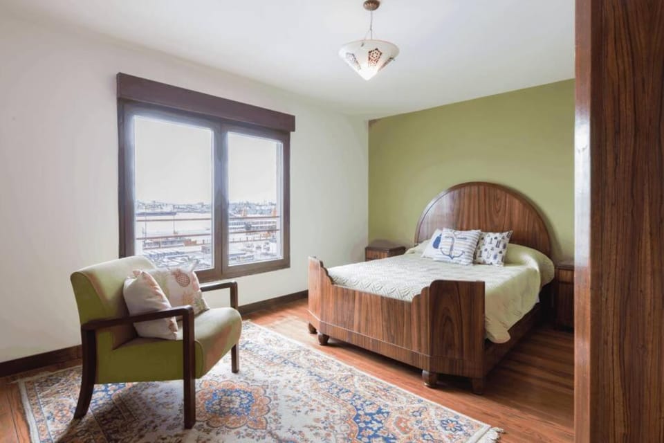 Photo of the whole room, Bedroom