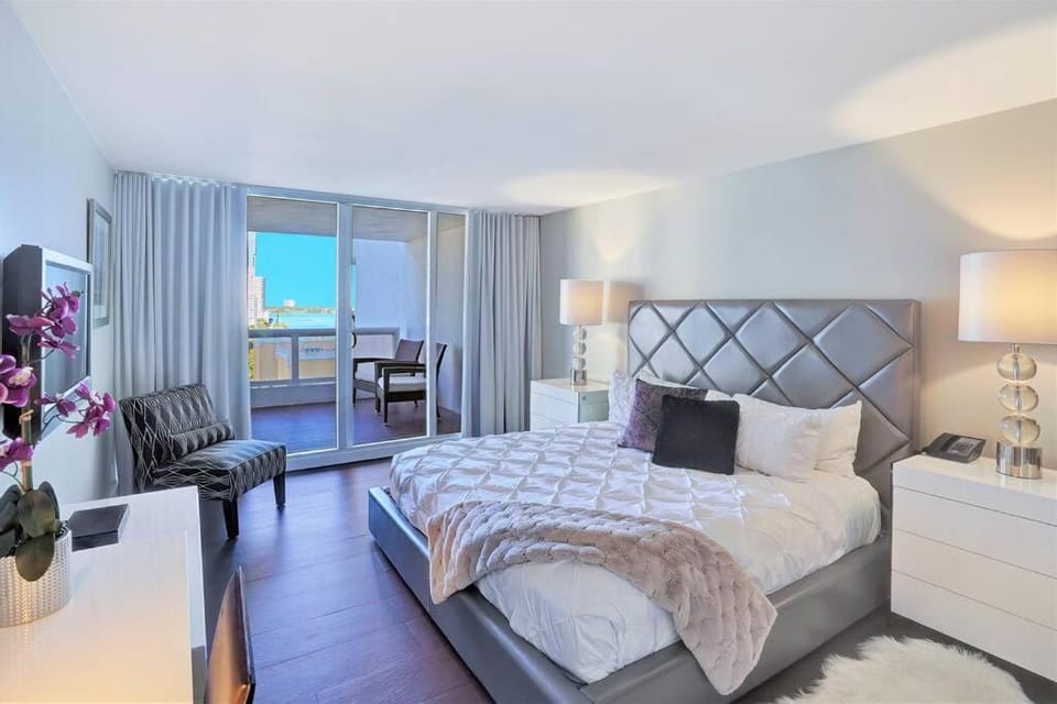 Bed, TV and multimedia, Balcony/Terrace, Photo of the whole room, Bedroom, Sea view, hair dresser, wardrobe