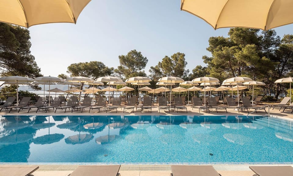 Day, Natural landscape, Pool view, Swimming pool, sunbed