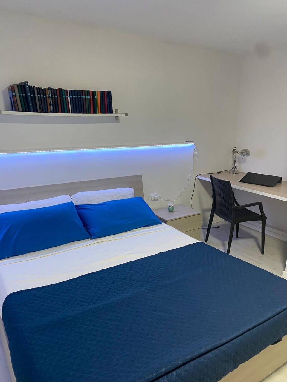 Bed, Photo of the whole room, Seating area, hair dresser