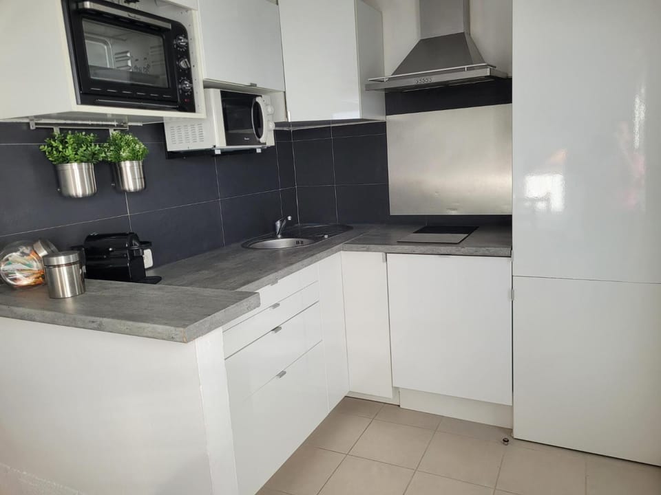 Coffee/tea facilities, Kitchen or kitchenette, dishwasher, microwave, oven