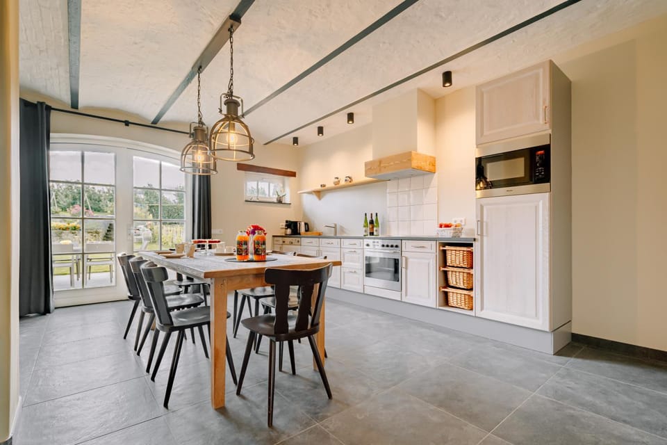 Kitchen or kitchenette, Dining area, dishwasher, minibar, pet friendly, stove