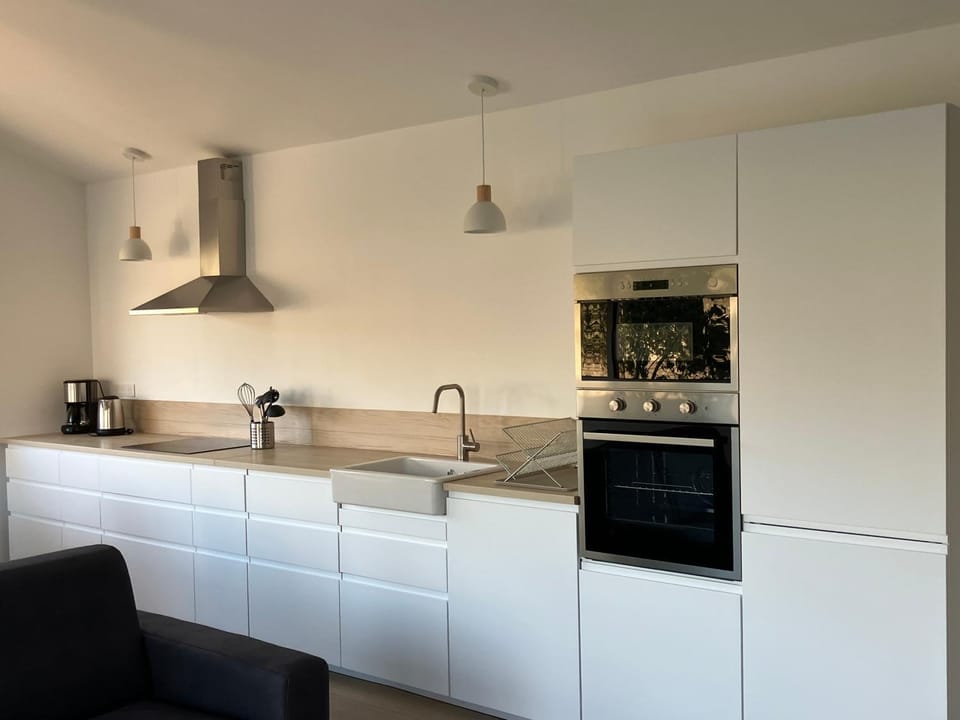 Coffee/tea facilities, Kitchen or kitchenette, dishwasher, oven, stove