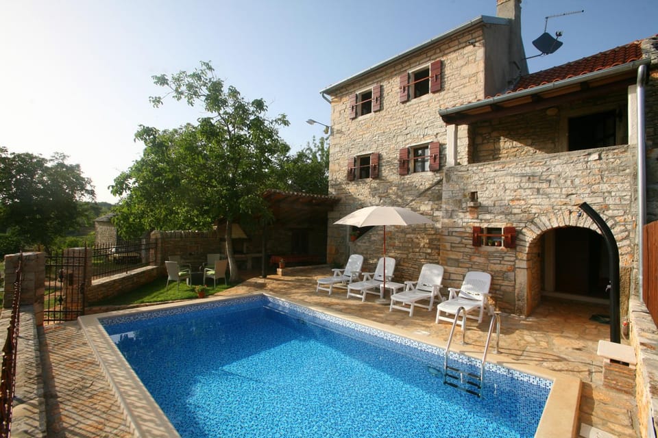 Property building, Spring, Day, On site, Swimming pool