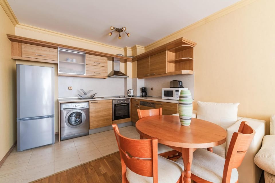 Coffee/tea facilities, Dining area, furniture, microwave, oven, toaster, washing machine, kitchen