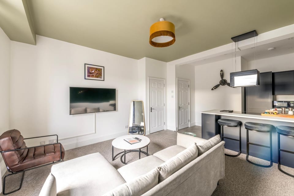 Communal lounge/ TV room, TV and multimedia, Kitchen or kitchenette, Living room, Photo of the whole room, Seating area, Evening entertainment