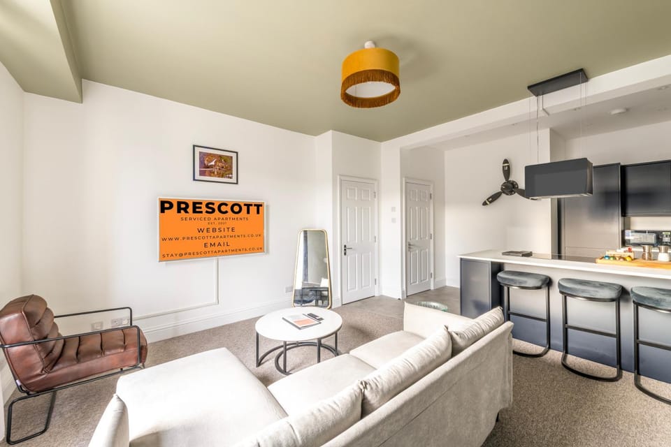Communal lounge/ TV room, TV and multimedia, Kitchen or kitchenette, Living room, Photo of the whole room, Seating area, Evening entertainment, Text overlay