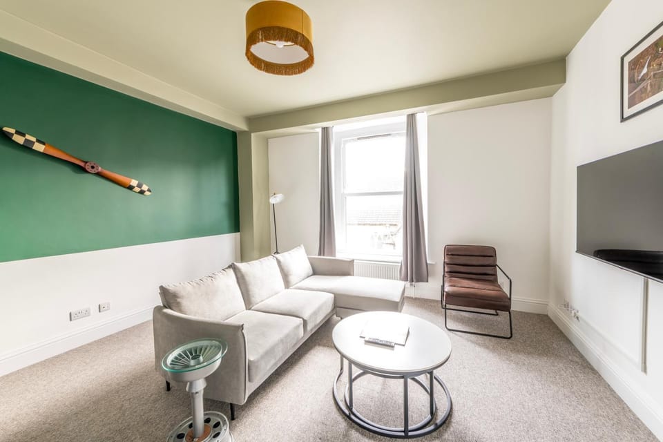 Communal lounge/ TV room, TV and multimedia, Living room, Seating area, Evening entertainment