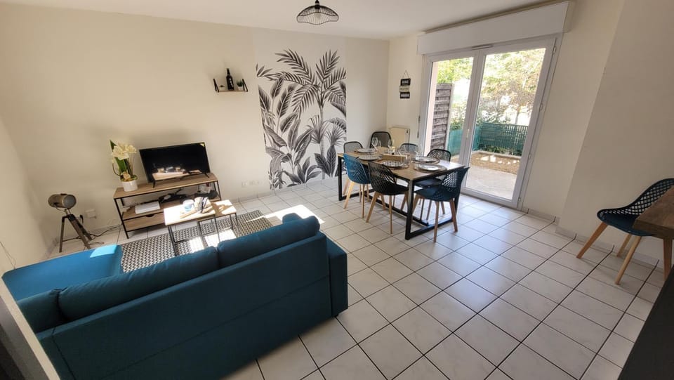 Communal lounge/ TV room, TV and multimedia, Living room, Seating area, Dining area