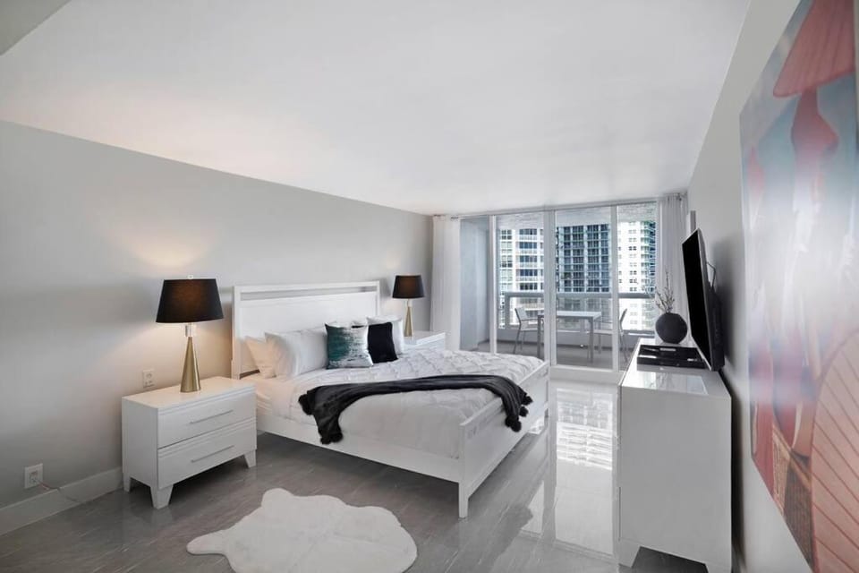 Bed, Bathroom, TV and multimedia, Balcony/Terrace, Photo of the whole room, Bedroom, Sea view, hair dresser, wardrobe