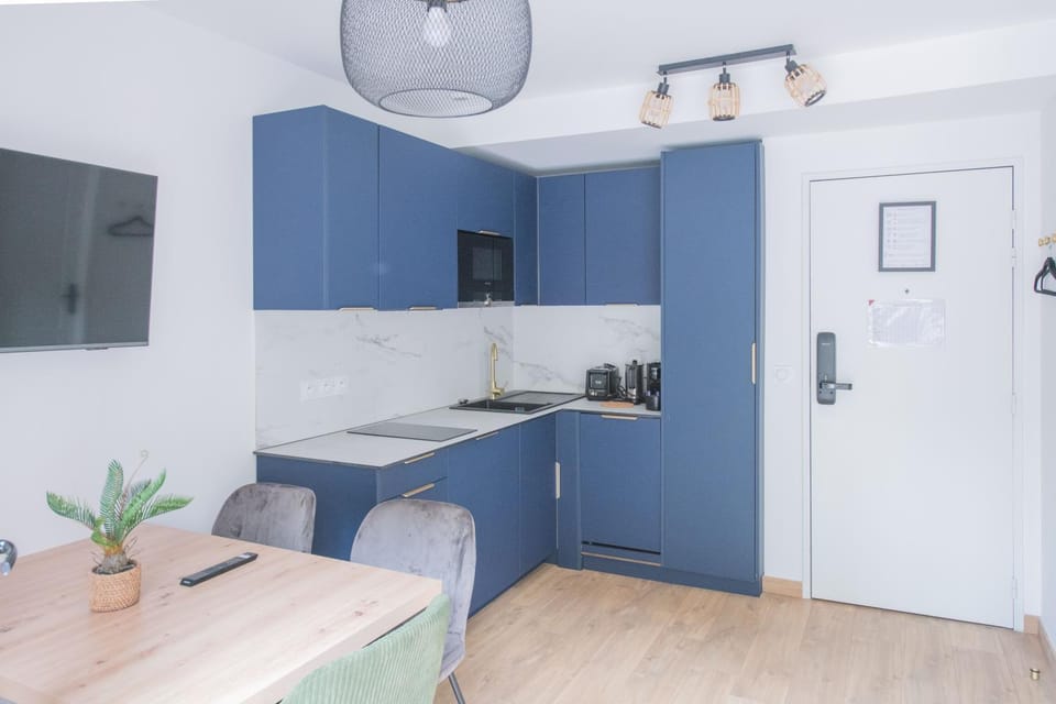 TV and multimedia, Seating area, Dining area, kitchen