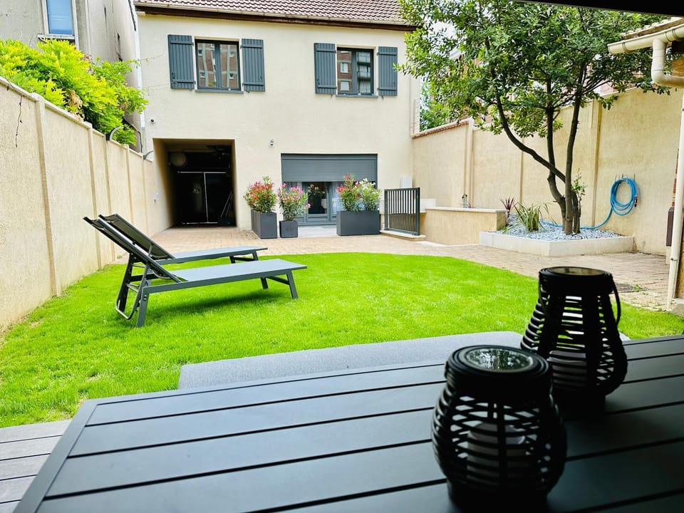 Property building, Garden, sunbed