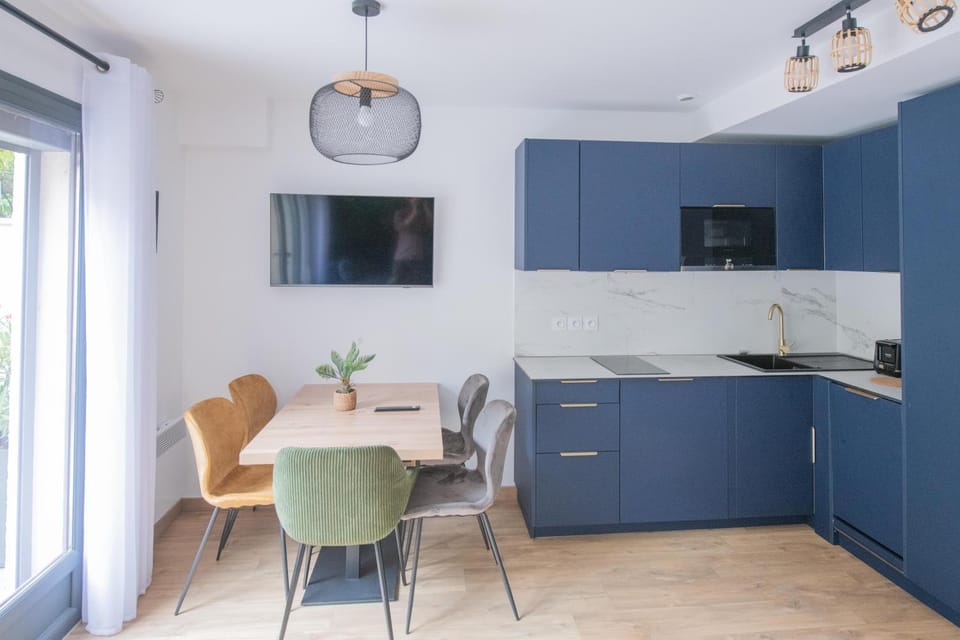 TV and multimedia, Seating area, Dining area, kitchen