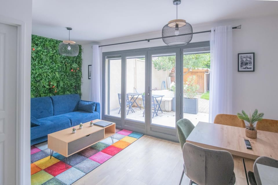 Seating area, Dining area
