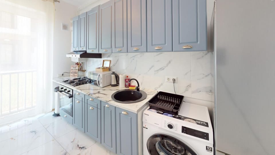 Kitchen or kitchenette, minibar
