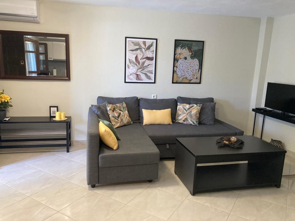 Communal lounge/ TV room, TV and multimedia, Living room, Seating area