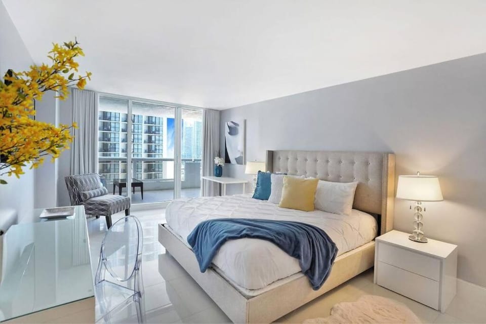Bed, Bathroom, TV and multimedia, Balcony/Terrace, Photo of the whole room, Bedroom, Sea view, wardrobe