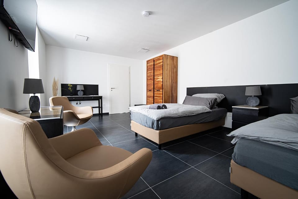 Bed, TV and multimedia, Seating area, Bedroom