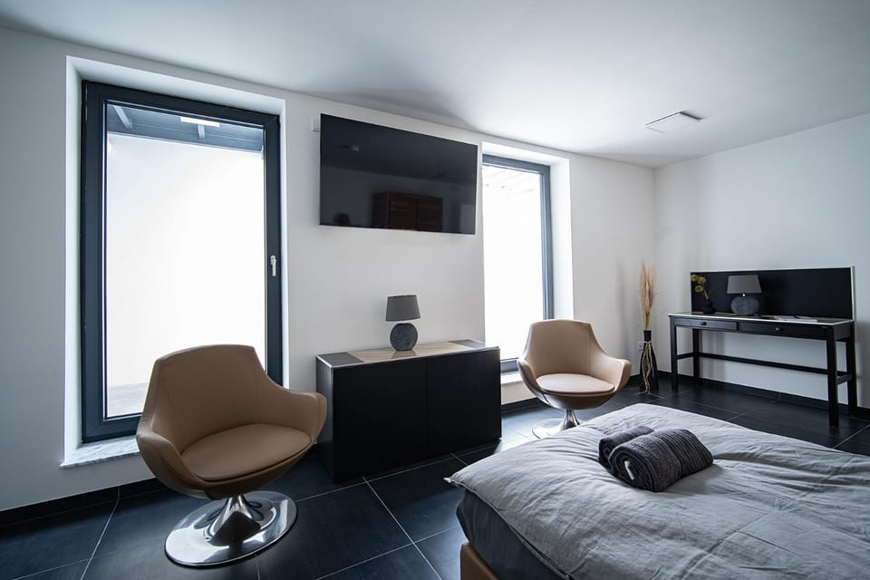 Bed, TV and multimedia, Seating area, Bedroom, hair dresser