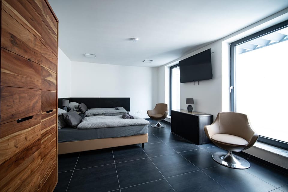 Bed, TV and multimedia, Seating area, Bedroom