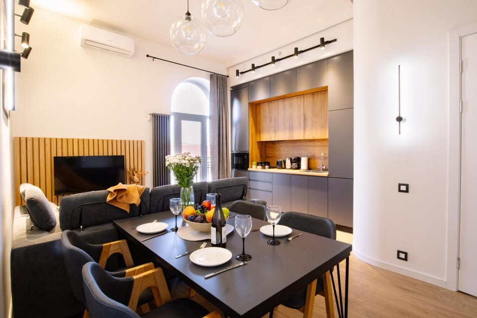 TV and multimedia, Kitchen or kitchenette, Living room, Seating area, Dining area