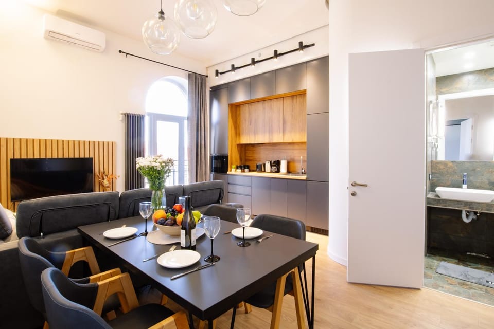 Kitchen or kitchenette, Living room, Seating area, Dining area
