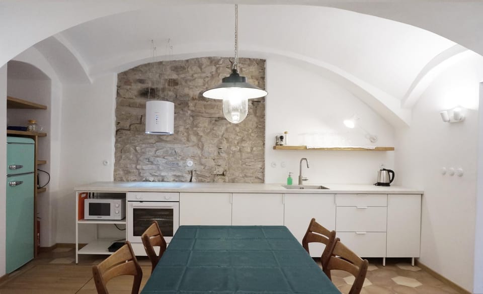Kitchen or kitchenette, Dining area, minibar, pet friendly, stove