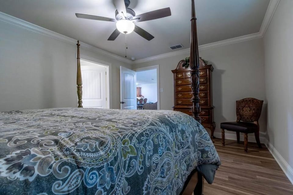 Retreat at Premier Parks House in Longview